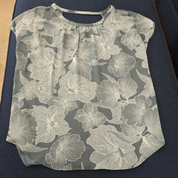 Spring bundle/lot w/ 2 light & breezy large tops & small black shoulder bag - Picture 12 of 14